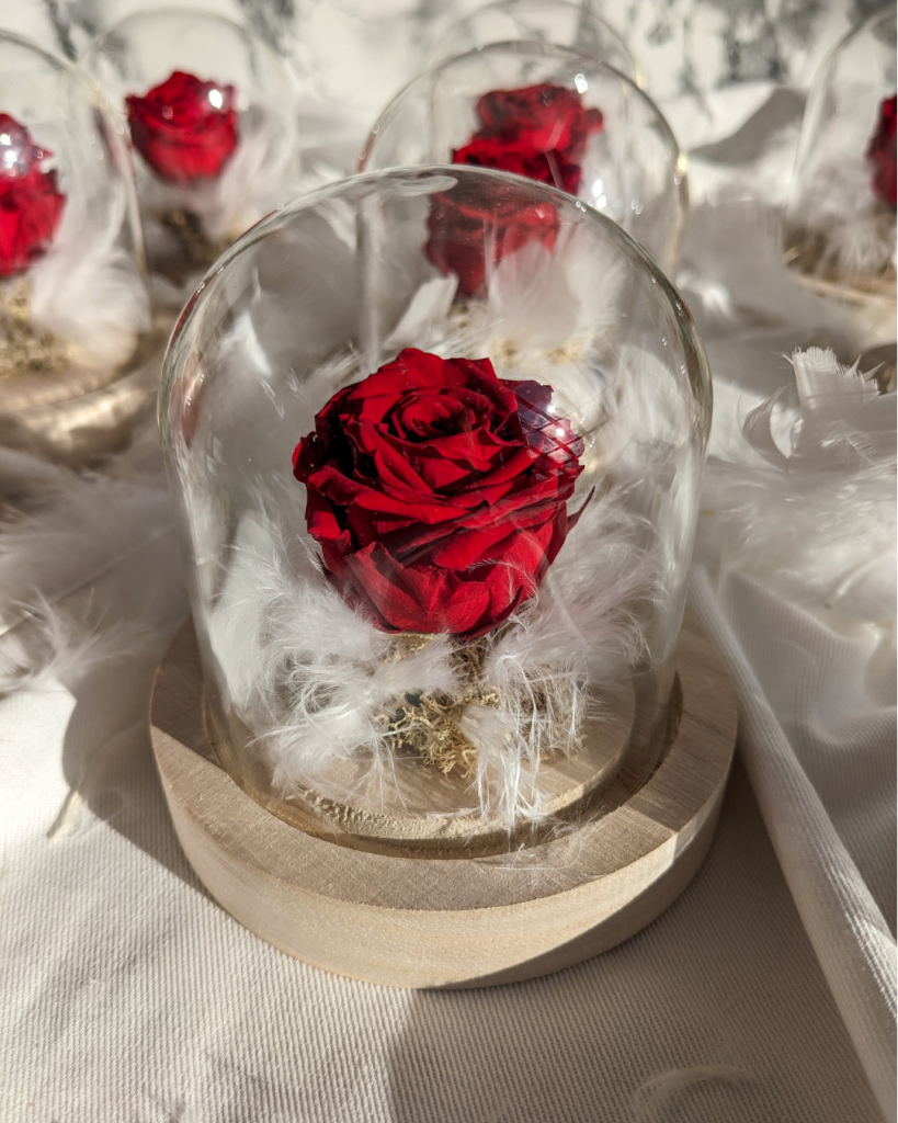 Cloche Éros - Cloche Fleurie avec Rose Éternelle Rouge et Plumes